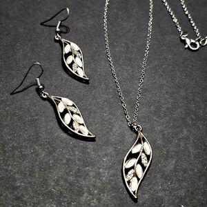 $3 with $5+ Bundle•Simple 10" Silver Leaf Necklace with Earrings